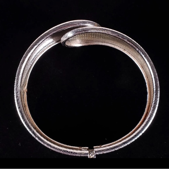 Vtg ‘70s Sarah Coventry Hinged Cuff Bracelet - Picture 11 of 12